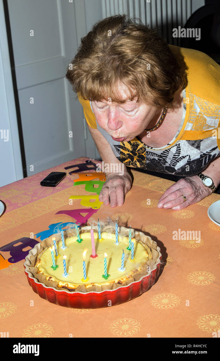 Altere Weibliche Blast Kerzen Auf Der Torte Stockfotografie Alamy