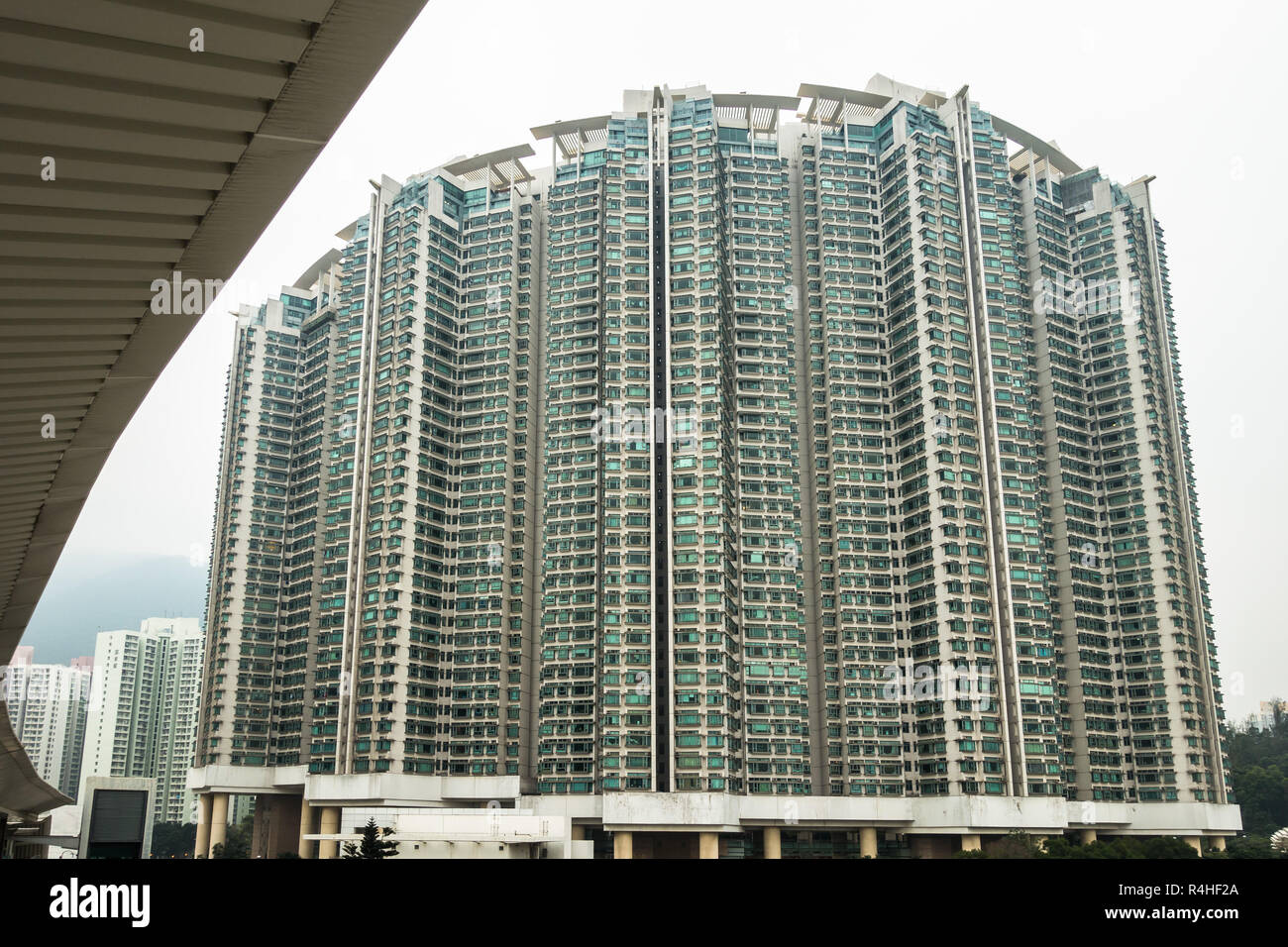 Hongkong Wohnungen Block in Tung Chung. Hongkong ist eine der am dichtesten besiedelten Stadt der Welt Stockfoto