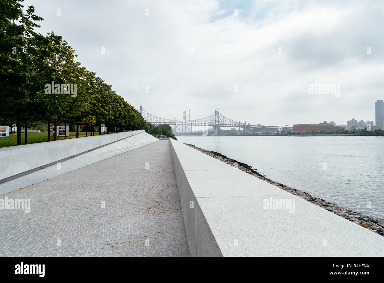 Promenade in Franklin D. Roosevelt vier Freiheiten Park in Roosevelt Island einem nebligen Morgen Sommer Stockfoto