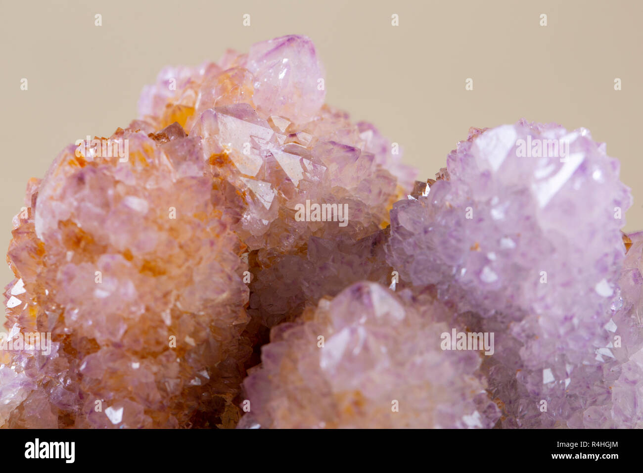 Ziemlich Funkeln Amethyst Geist Quarz Cluster aus Südafrika, auf weißem Hintergrund Stockfoto