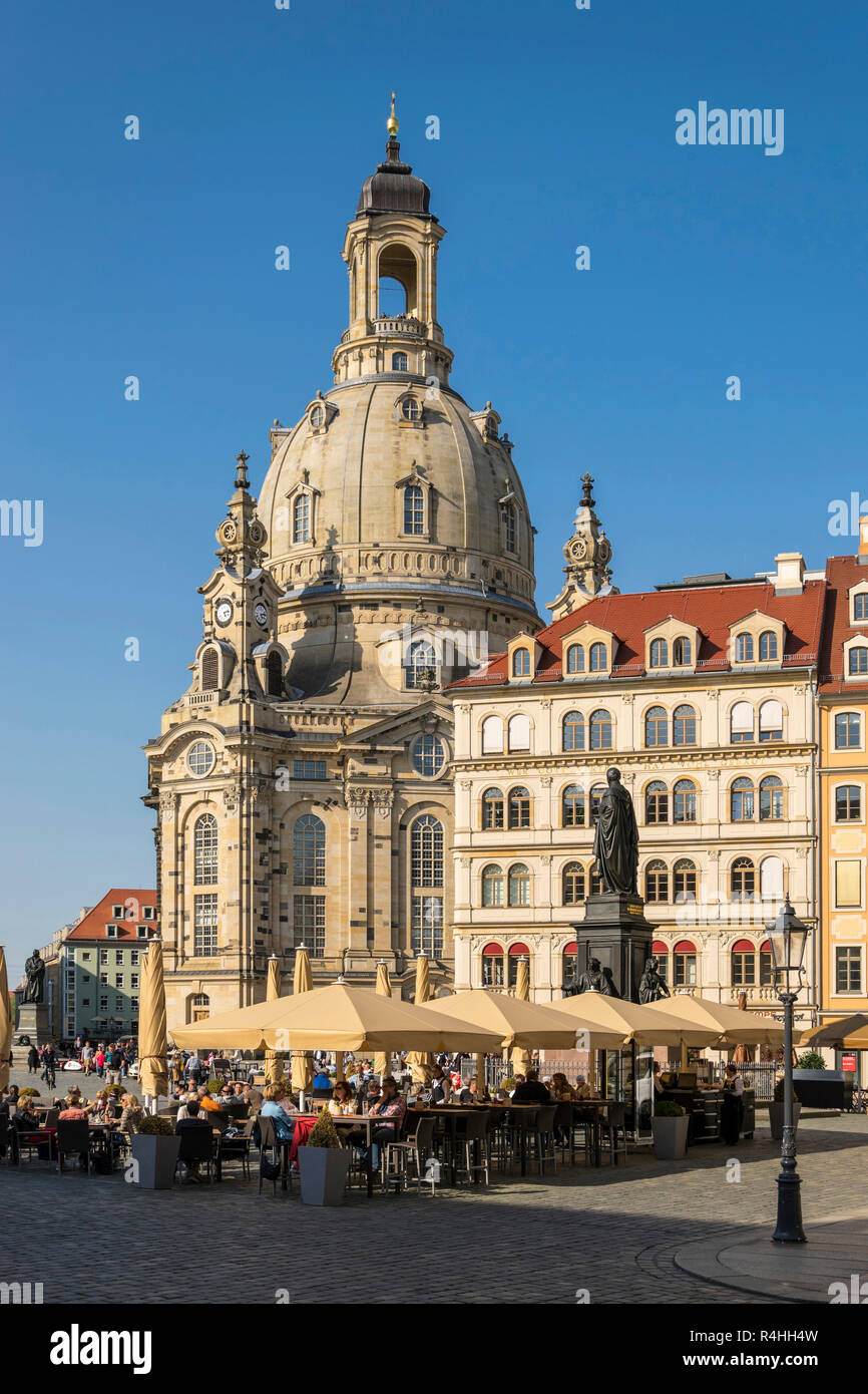 Dresden, Neuer Markt, Freisitzgatronomie im Denkmal für Friedrich