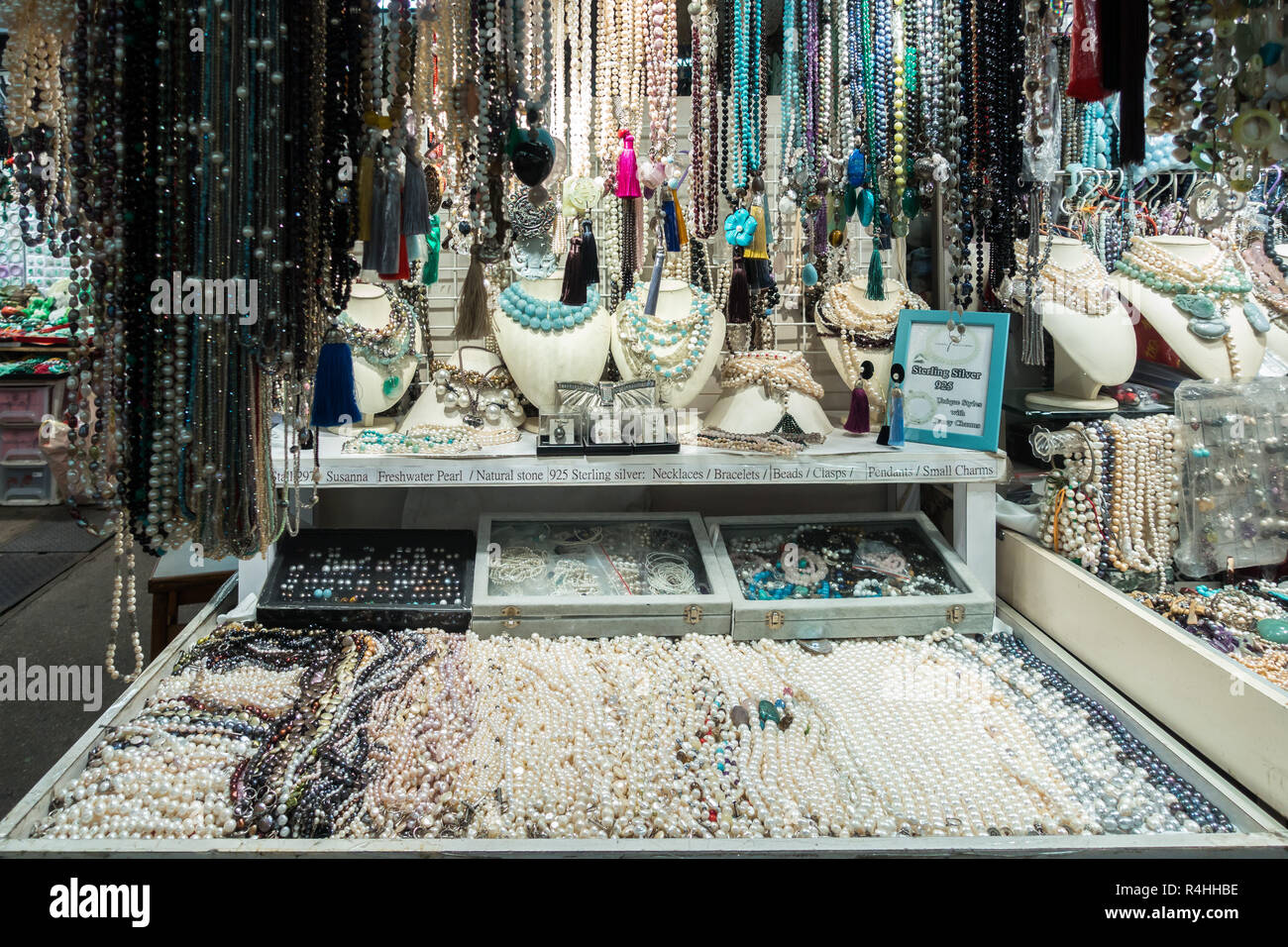 Halsketten und andere Schmuckstücke für Verkauf an Hong Kong Jade Markt in Yau Ma Tei entfernt Stockfoto