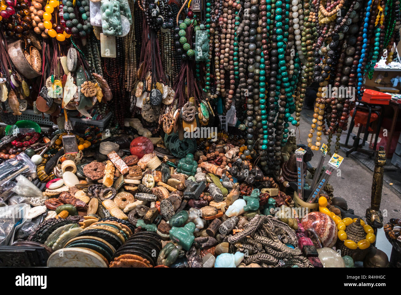 Ein Stall verkaufen gemischt Souvenirs, Halsketten und Armbänder in Hong Kong Jade Markt. Hong Kong, Kowloon, Yau Ma Tei, Januar 2018 Stockfoto