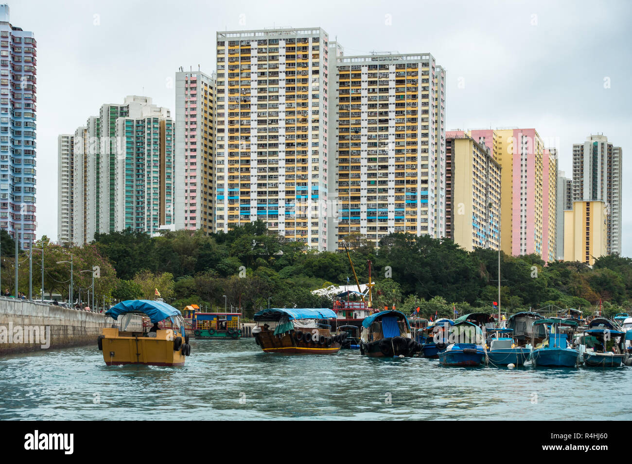 Sampan Bootsfahrt im Hafen Aberdeen, berühmt für die schwimmenden Dorf mit alten Dschunken und Haus Boote, Hong Kong Stockfoto