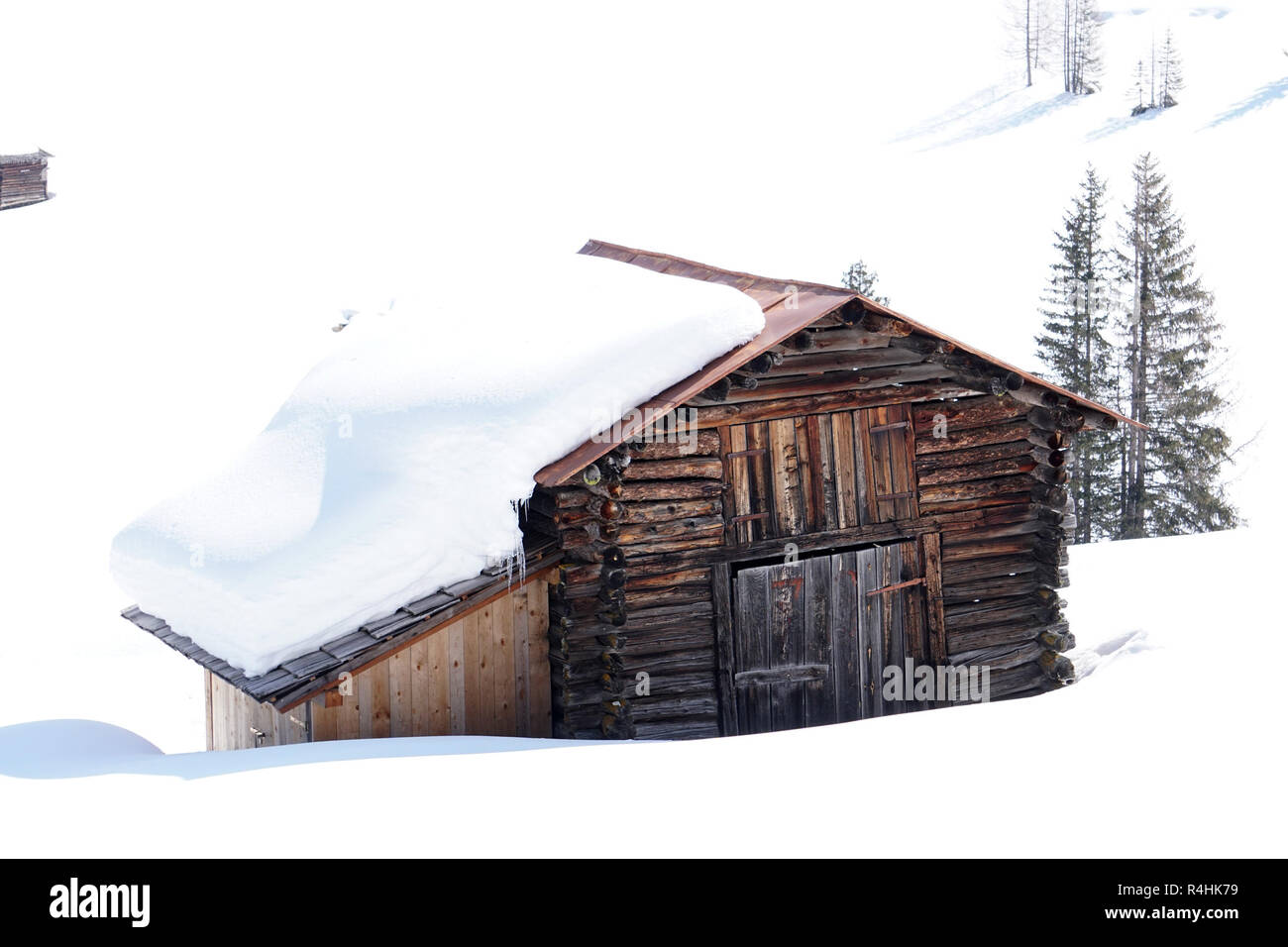 Isolierte Holz Mountain House Hütte Hütte von Schnee bedeckt Stockfoto