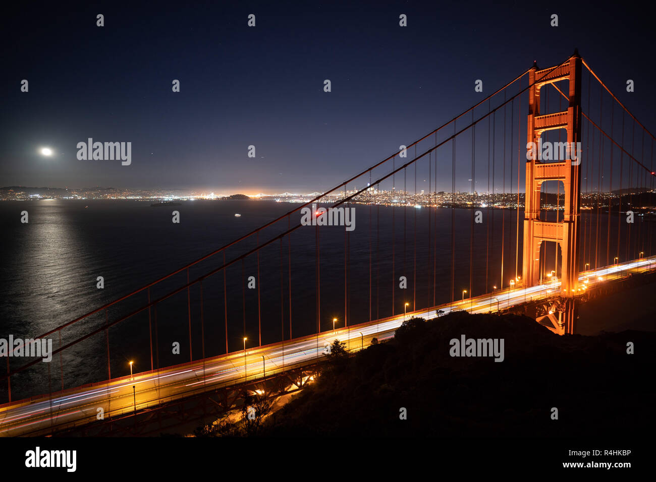Autos über die Golden Gate Bridge bei Nacht, San Francisco, Kalifornien, USA fahren Stockfoto