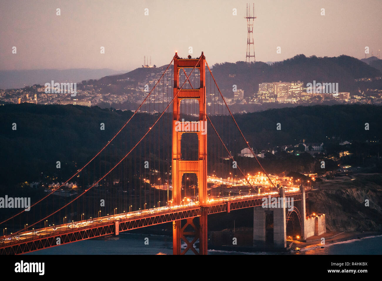 Golden Gate Bridge bei Dämmerung, San Francisco, Kalifornien, USA Stockfoto