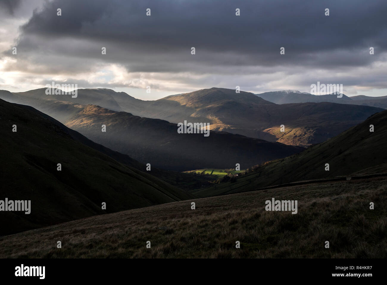 Am späten Nachmittag Licht auf die Berge von St Sunday Crag und Fairfield mit Schnee bedeckt Helvellyn Darüber hinaus. Lake District, Cumbria, Großbritannien Stockfoto