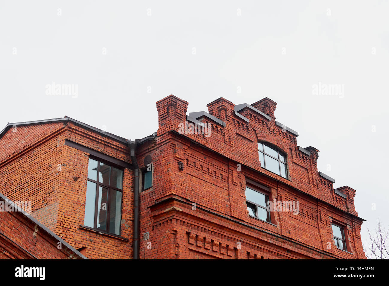 Backstein Turm an der alten Gebäude gegen den Himmel an einem bewölkten Tag Stockfoto