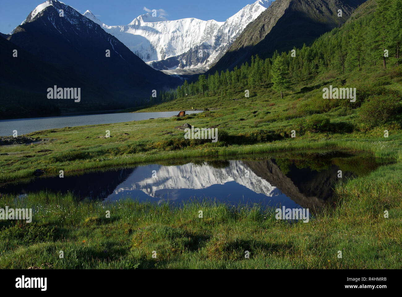 Schöne Berglandschaft in der Nähe des Sees. Bergsee. Art der bergige Gelände und das Wasser in das Tal Stockfoto