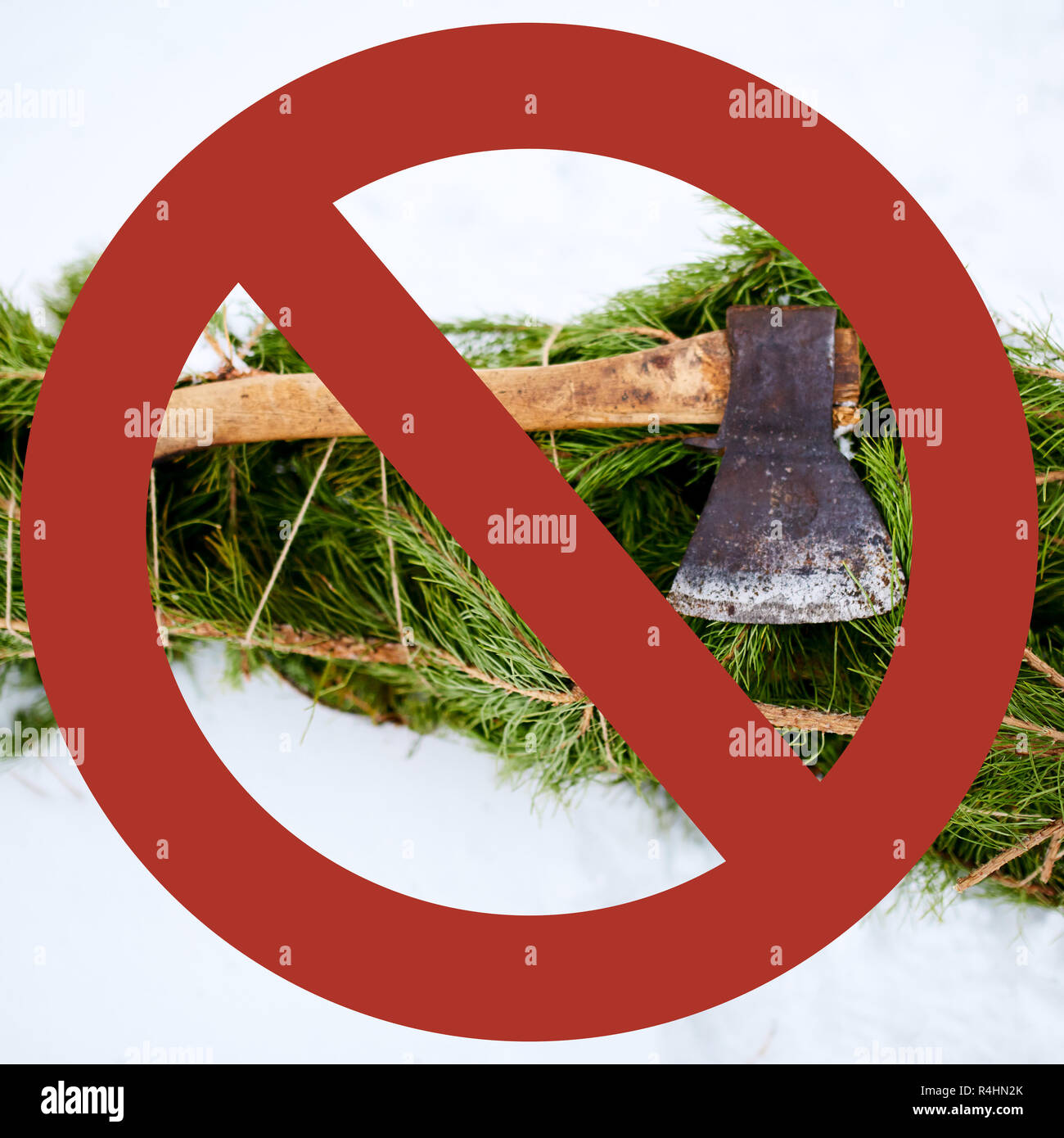 Durchgestrichen rote Zeichen auf ax auf die Fichte oder kiefer Weihnachtsbaum Niederlassungen auf verschneiten Boden. Die Entwaldung zu verbieten. Verantwortungsloses Verhalten gegenüber der Natur, Grün, speichern Wald Konzept. Stockfoto