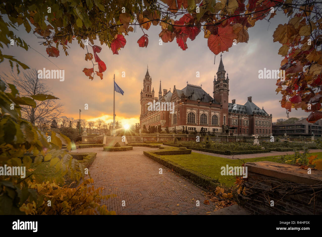 Den Haag, 19. November 2018 - am frühen Morgen auf dem Friedenspalast Garten, Sitz des Internationalen Gerichtshofs, Principal justizielle Organ der Stockfoto