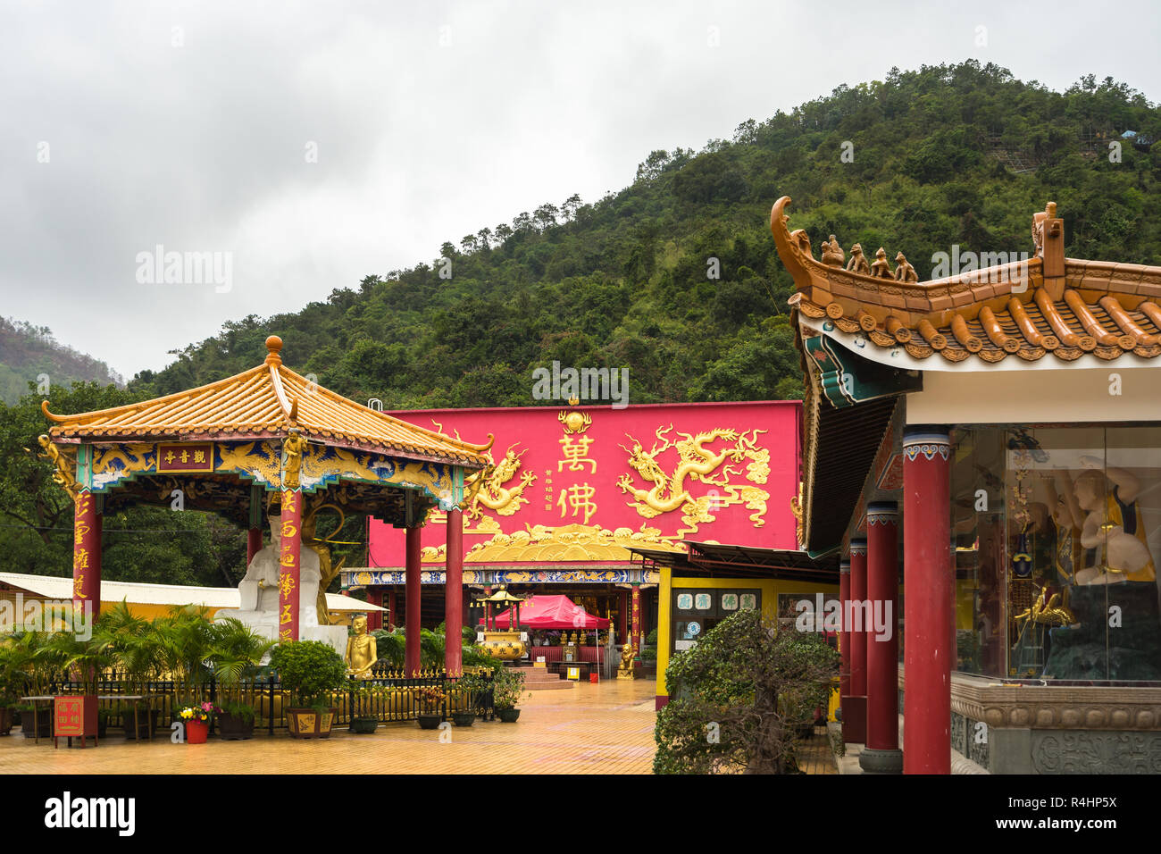 Innenhof und wichtigsten Tempel der 10.000 Buddhas Kloster (man Fett Tsz). Hong Kong, Sha Tin, neue Territorien, Januar 2018 Stockfoto