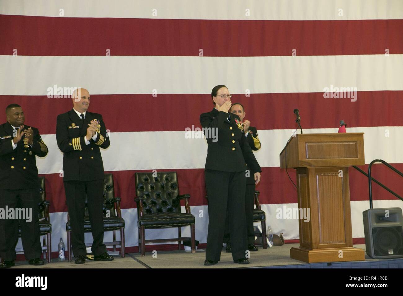 VIRGINIA BEACH, Virginia (Okt. 2010) 3, 2018) Master Chief Avionik Techniker Dena Yarbrough, von Cleveland, Georgia, zugeordnet zu den USS Gerald R. Ford (CVN 78), durch die Masse während ihrer Pensionierung Zeremonie. Yarbrough zog sich nach 30 Jahren im Dienst. Stockfoto