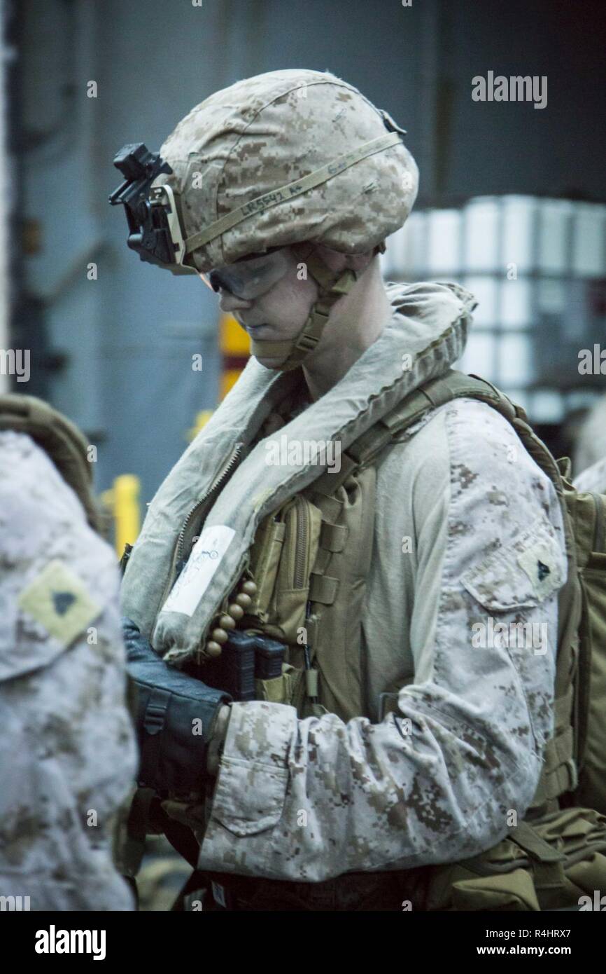 Us Marine Cpl. Joshua Roos, Team Leader mit Lima Company, Bataillon Landung Team 3/1, 13 Marine Expeditionary Unit (MEU), wartet in seinem schnellen Seil Qualifikation an Bord der Wasp-Klasse amphibisches Schiff USS Essex (LL 2), Okt. 3, 2018 zu zertifizieren. Der Essex ist das Flaggschiff der Essex amphibische Gruppe und bereit, mit der begonnen 13. MEU, ist für die US-Fünften Flotte Bereich der Maßnahmen zur Unterstützung der Marine im Einsatz für die Stabilität und Sicherheit in der Region zu gewährleisten und verbindet das Mittelmeer und den Pazifischen Raum durch den westlichen Indischen Ozean und drei Stra Stockfoto