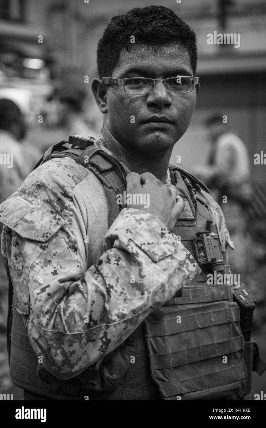 Us Marine Lance Cpl. Jose Gonzalez, ein rifleman mit Lima Company, Bataillon Landung Team 3/1, 13 Marine Expeditionary Unit (MEU), Griffe seine Flak während eines schnellen Seil Training an Bord der Wasp-Klasse amphibisches Schiff USS Essex (LL 2), Oktober 3, 2018. Der Essex ist das Flaggschiff der Essex amphibische Gruppe und bereit, mit der begonnen 13. MEU, ist für die US-Fünften Flotte Bereich der Maßnahmen zur Unterstützung der Marine im Einsatz für die Stabilität und Sicherheit in der Region zu gewährleisten und verbindet das Mittelmeer und den Pazifischen Raum durch den westlichen Indischen Ozean und drei Stockfoto