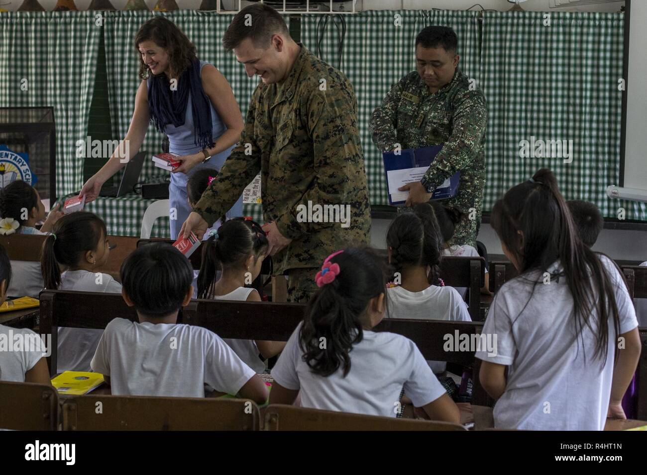 Lokale, die die Studierenden erhalten, Wörterbücher, die während der Übung 2 KAMANDAG in Ternate, Cavite, Philippinen, Oct 3, 2018. KAMANDAG 2 ist eine Routine Übung, die Marines das humanitäre Interesse unserer philippinischen Partner zu unterstützen. Stockfoto