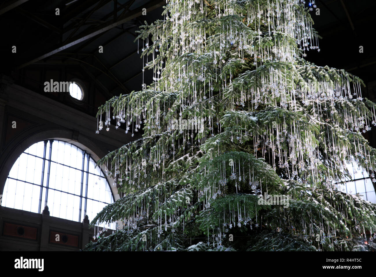 Ein riesiger Weihnachtsbaum, drapiert mit Swarovski Schmuck, die  Hauptattraktion des Zürcher Weihnachtsmarkt auf der Bahnhof Zürich, Zürich,  Schweiz, Eur Stockfotografie - Alamy