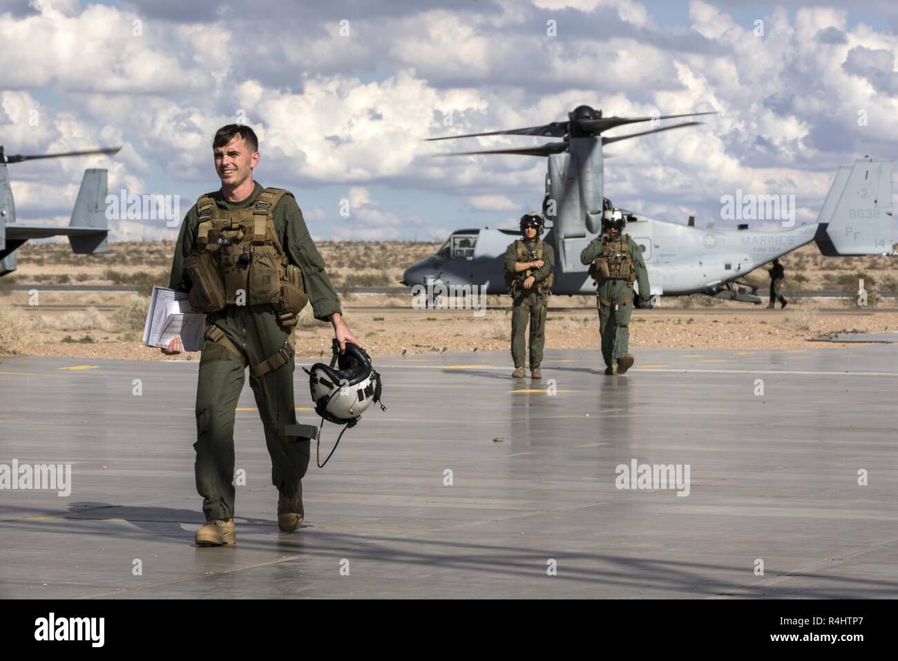 Us Marine Corps Kapitän Jeremy Haney, ein MV-22 B Osprey aircraft Pilot von Marine Medium Tiltrotor Squadron 263 (VMM-263), Marine Flugzeuge Gruppe 26, 2. Marine Flugzeugflügel, führt den Flugbetrieb während der Extraktion in Unterstützung von Waffen und Taktiken Kursleiter (WTI) Kurs 1-19 in Laguna Army Air Field, Yuma, Arizona, Oktober 3, 2018. WTI ist ein sieben-wöchigen Schulungsveranstaltung bewirtet durch Marine Aviation Waffen und Taktiken Squadron (MAWTS-1), die operative Integration der sechs Funktionen des Marine Corps Luftfahrt, bei der Unterstützung einer Marine Air Ground Task Force betont. WTI bietet Standardisierung Stockfoto