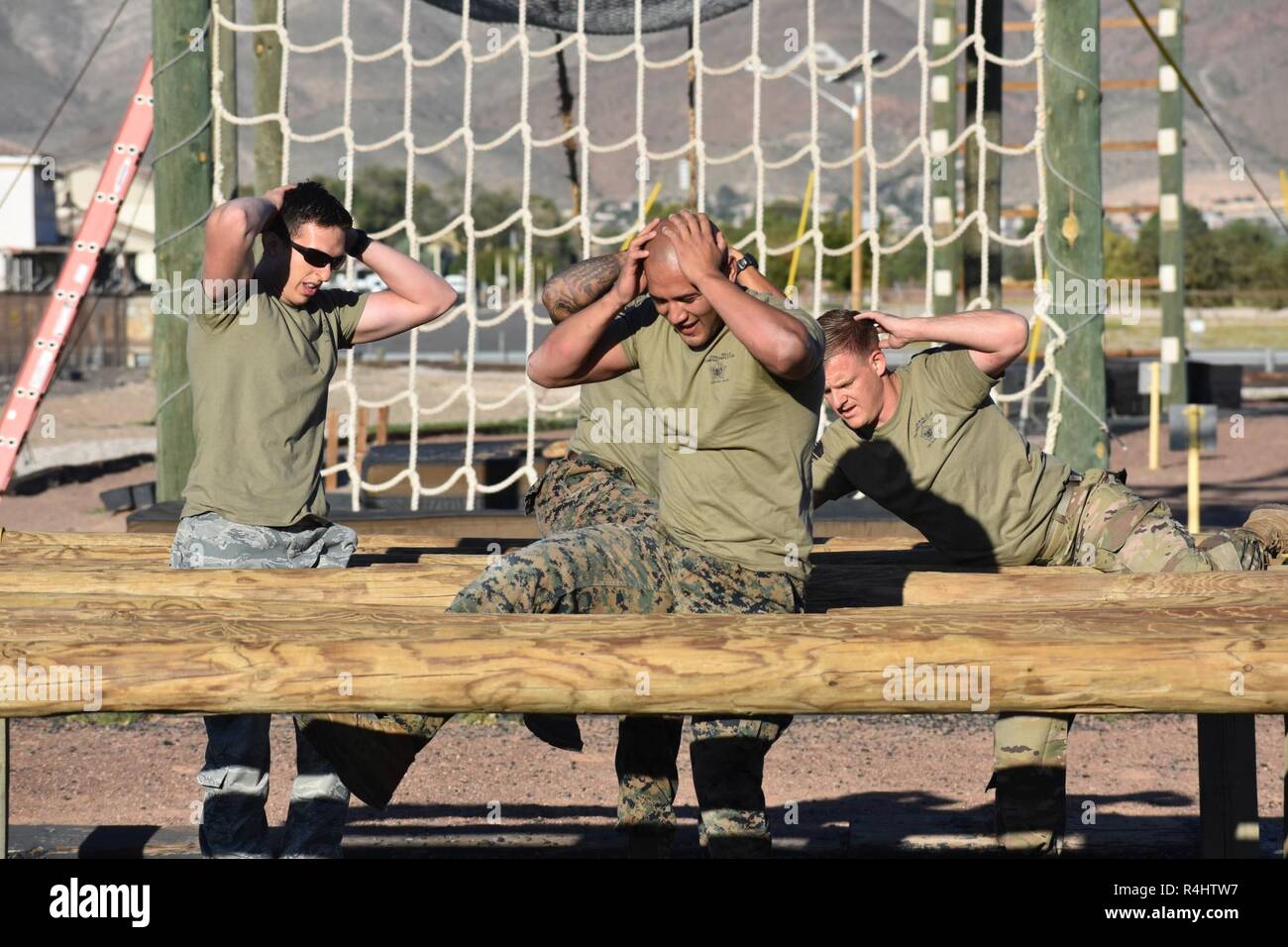 Von links, Luftwaffe Kapitän Lukas Corona, Marine Kapitän Michael Guzman, front, Marine Staff Sgt. Ricardo Luna, zurück und Maj. Adam Antonini, alle auf die gemeinsame Aufgabe Force-North zugeordnet, beteiligen sich an der fünften jährlichen Staff Sgt. Joshua W. Mills Commando Konkurrenz an den Air Assault Hindernis-parcours in Fort Bliss Sept. 29, 2018. Die JTF-N Mannschaft nahm ersten Platz aus konkurrierenden Fort Bliss Einheiten. Stockfoto