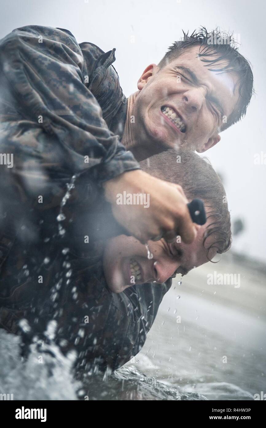 Marine Corps Base Camp Pendleton, Calif.-Lanze Cpl. Dalton Swanbeck (oben), eine Bekämpfung der Fotograf mit der 11 Marine Expeditionary Unit (MEU), führt ein Messer Streik gegen Cpl. Adam Dublinske, eine Bekämpfung der Masse Communicator mit dem 11 MEU, während martial arts Training auf Camp Pendleton, Calif., Sept. 28, 2018. Die sparring Übung ermöglicht die Marines auf Close Quarters Combat Messer Techniken zu arbeiten. Stockfoto