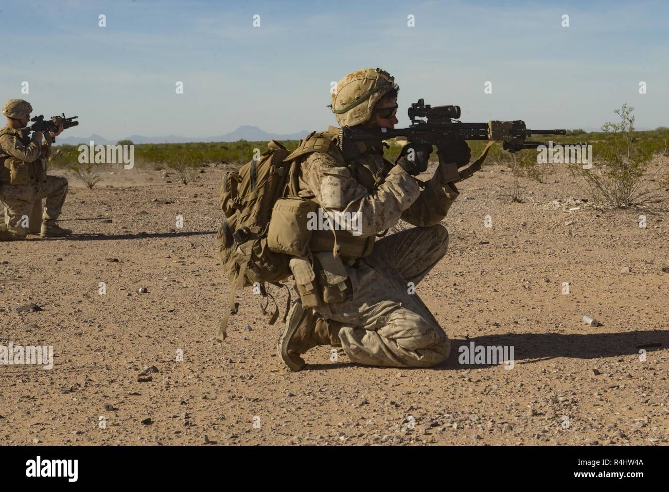 Ein US-Marine mit 1St Bataillon, 3. Marine Regiment, 3rd Marine Division, ortet Ziele während Waffen und Taktiken Kursleiter (WTI) Kurs 1-19 am Osten Tactical Air Field, Gila Bend, Oregon, Sept. 28, 2018. WTI ist ein sieben-wöchigen Schulungsveranstaltung bewirtet durch Marine Aviation Waffen und Taktiken Squadron (MAWTS-1), die operative Integration der sechs Funktionen des Marine Corps Luftfahrt, bei der Unterstützung einer Marine Air Ground Task Force betont. WTI bietet standardisierte Advanced Tactical Training und Zertifizierung der Ausbilder Qualifikationen Marine Aviation Training und readin zu unterstützen. Stockfoto