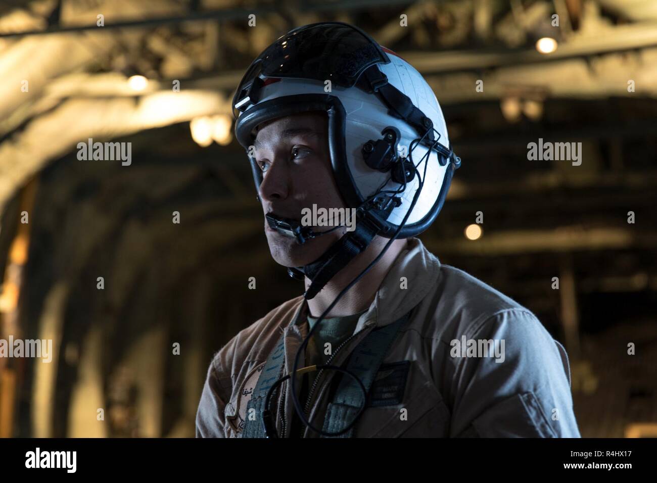 Unbekannten ORT, Südwesten Asien - US Marine Corps Cpl. Cody Marx, eine C-130J Hercules Super Crew master mit Marine Antenne Refueler Squadron 352 Distanz ein, Special Purpose Marine Air-Ground Task Force angebracht, Krise Response-Central Befehl, bereitet die hintere Rampe nach einem Flug Sept. 26, 2018 zu senken. VMGR-352 Det. Eine führen regelmäßig Luft-zu-Luft tankt und Versorgung fällt in den Bereich der Betrieb einer Vielzahl von Missionen zu unterstützen. Stockfoto