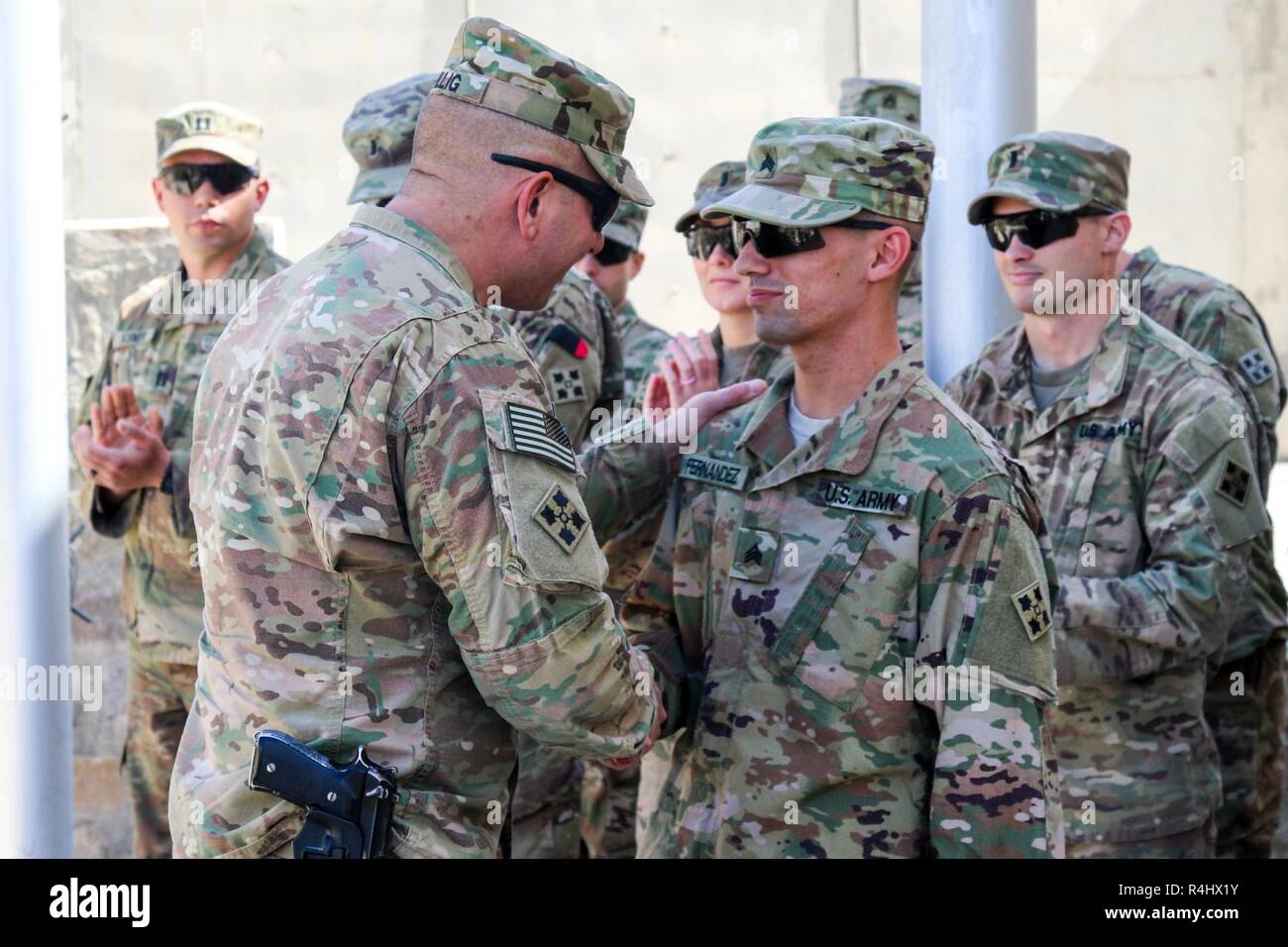KANDAHAR AIRFIELD, Afghanistan - US-Army Command Sgt. Maj Anton Hillig, Links, Senior Soldaten Führer für die 2 Infantry Brigade Combat Team, 4 Infanterie Division, gratuliert der U.S. Army Sgt. Daniel Fernandez, Recht, Human Resource noncommissioned Officer mit 2 IBCT, 4. Inf. Div., Sept. 30, 2018, nach einer Förderung Zeremonie in Kandahar Airfield, Afghanistan. Fernandez empfing das einzige Schlachtfeld Förderung in Schulen, Beraten und Unterstützen Command-South. Stockfoto