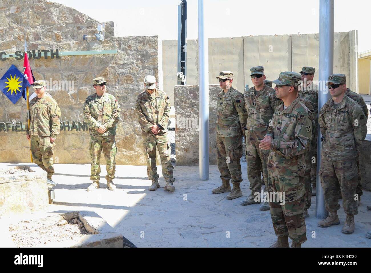 KANDAHAR AIRFIELD, Afghanistan - US-Army Sgt. Daniel Fernandez, Human Resource noncommissioned Officer für 2 Infantry Brigade Combat Team, 4 Infanterie Division, Adressen einer Gruppe seiner Führungskräfte und Kollegen, Sept. 30, 2018, nach seiner Promotion Zeremonie in Kandahar Airfield, Afghanistan. Fernandez empfing das einzige Schlachtfeld Förderung in Schulen, Beraten und Unterstützen Command-South. Stockfoto