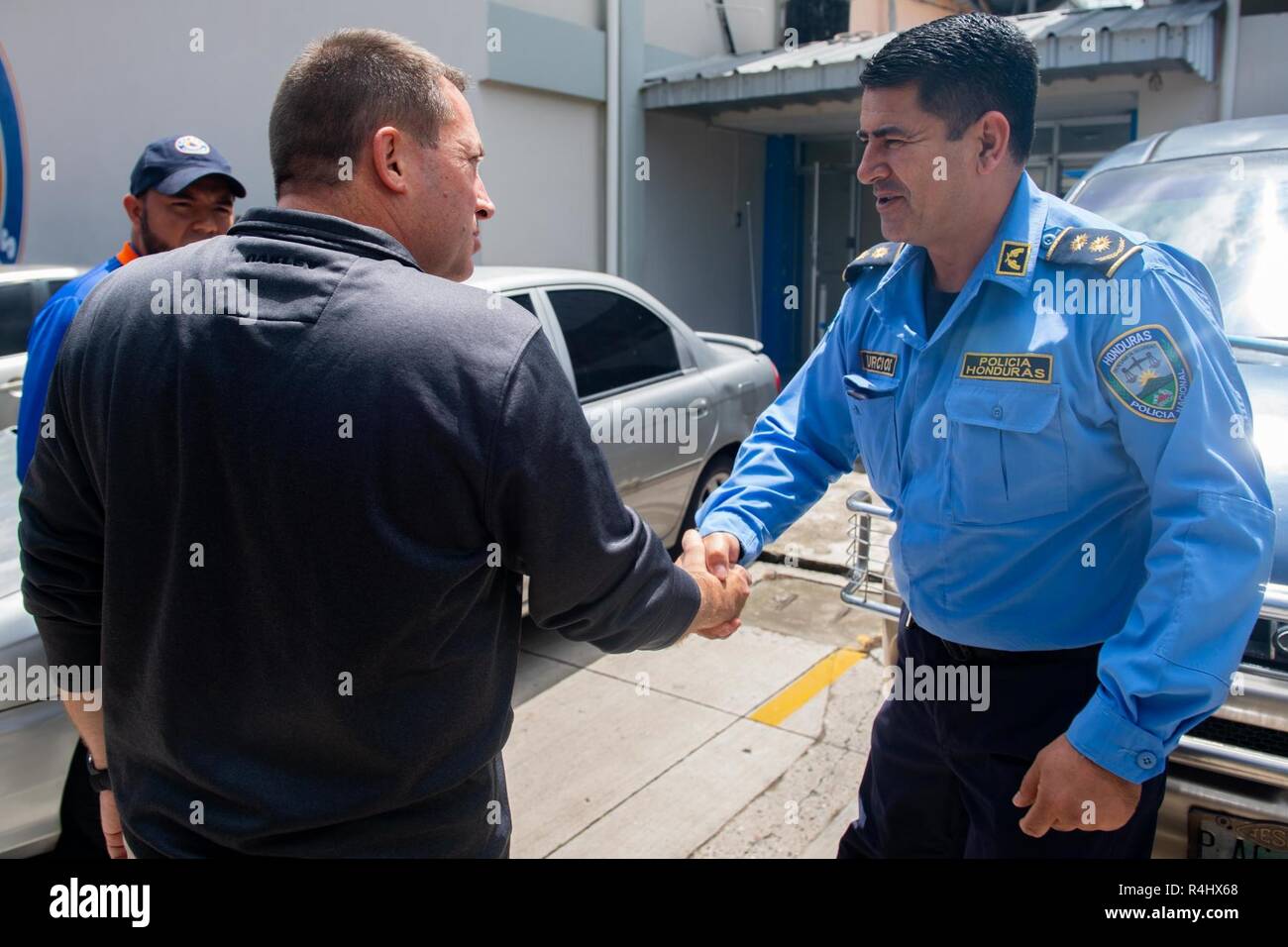 TEGUCIGALPA, Honduras (Okt. 2010) 1, 2018) Kapitän Brian J. Diebold, Commodore von Destroyer Squadron (DESRON) 40, links, und Eduardo Antonio Turcios, einer Honduranischen Polizeikommandant, grüßen einander an einem Comité Permanente de Contingencias (COPECO) während der südlichen Partnerschaft Station 2018. COPECO ist eine Organisation zur Unterstützung der Honduranischen Risikomanagementsystem und konzentriert sich auf die Bereiche humanitäre Hilfe und Katastrophenhilfe. Südliche Partnerschaft Station ist eine US Southern Command - gefördert und U.S. Naval Forces Southern Command/USA Flotte - durchgeführte jährliche Bereitstellung konzentriert o Stockfoto