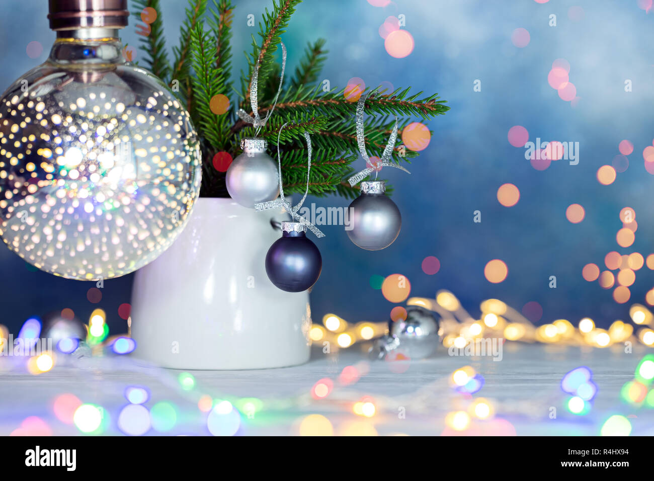 Grüne Tanne Filialen mit Weihnachten Kugeln dekoriert, dekoratives Licht Christbaumkugel auf Defokussierten glühenden Lichter Hintergrund Stockfoto