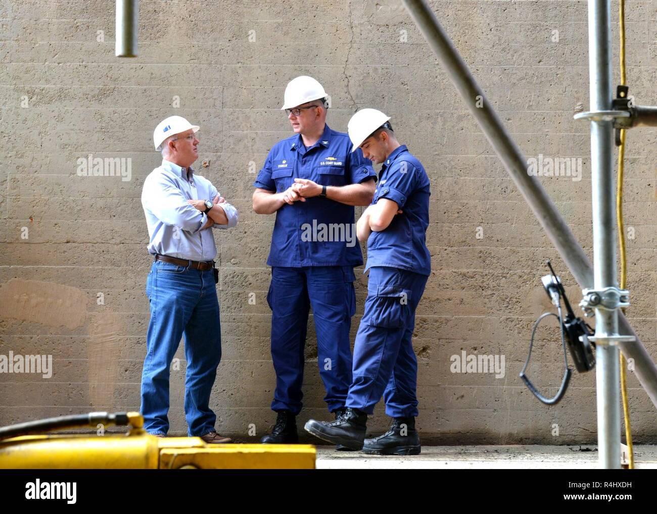 CBS Nachrichtenreporter Don Ford (links) bespricht Trockendock Reparaturen das Patrouillenboot der Polar Star mit Kapitän Gregor Stanclik (Mitte), kommandierender Offizier der Polar Star und Lt. j.g. Sam Krakower, Assistant Operations Officer an Bord der Polarstern, während die Cutter umfangreiche Wartungsarbeiten an einem Trockendock in Vallejo, Calif., Okt. 3, 2018 erfährt. Das Seattle-basierten 399-Fuß-Cutter, gebaut vor über 40 Jahren, hat eine Besatzung von fast 150 Personen, wiegt 13.500 Tonnen und 75.000 ps Eis bis zu 21 Meter dick zu brechen. Küstenwache Stockfoto