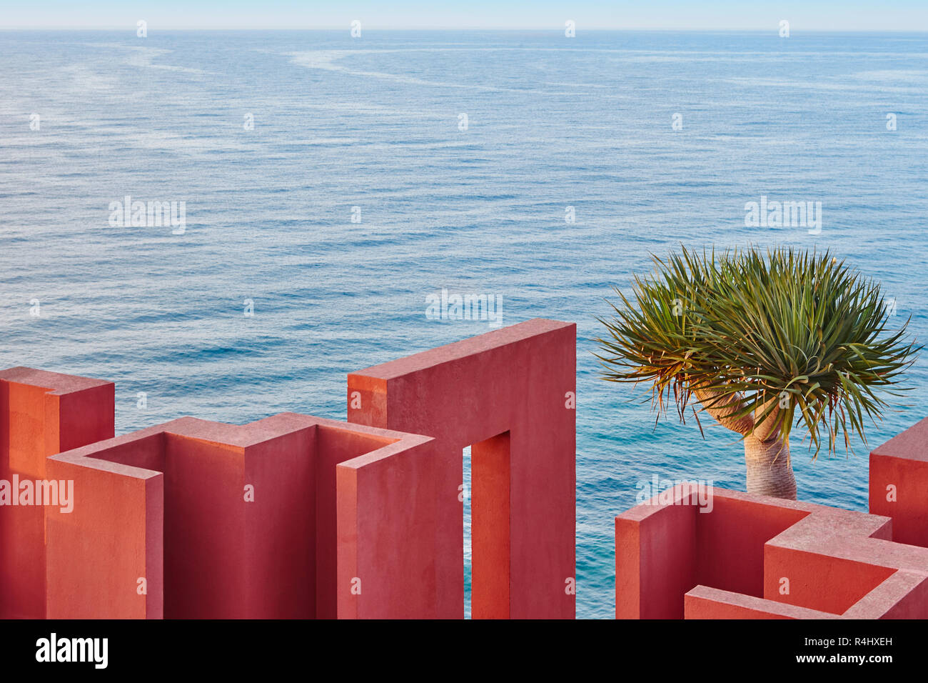 Geometrische Bauweise. Die rote Wand, La Manzanera. Calpe, Spanien Stockfoto