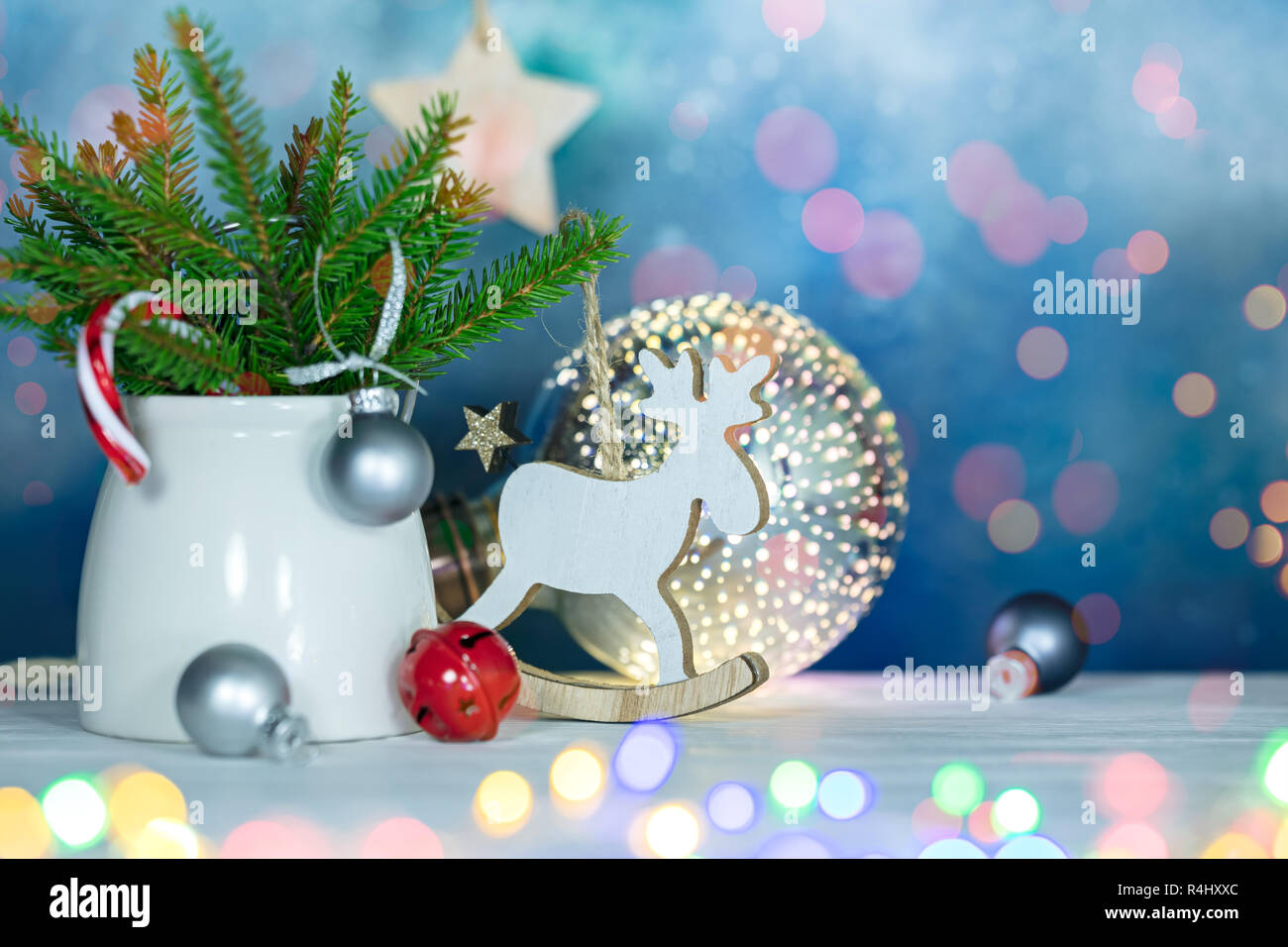 Weihnachten Konzept mit grünen Tannenbaum Äste, verschiedene neue Jahr Dekorationen und glühenden Weihnachten Girlande Lichter Stockfoto