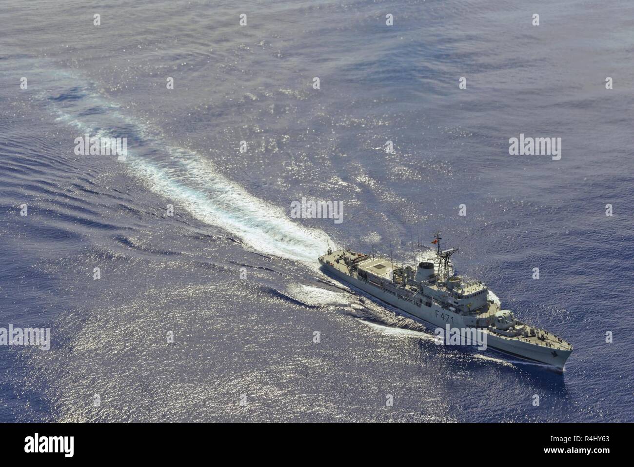 Portugiesische Naval patrol Vessel", NFP Tejo", antwortet auf die Koordinaten der Rettungsinsel, die von der 118 Airlift Squadron aircrew während der Erweiterte Suche und Rettung Übung (ASAREX) September 19, 2018 Azoren, Portugal entdeckt. Die Koordinaten der Rettungsinsel wurden der Lajes Field Rescue Coordination Centre (RCC), die wiederum zur Verfügung gestellt diese Koordinaten an die Portugiesische Marine weitergeleitet. Die flugzeugbesatzung waren auf Szene in der C-130H und unterstützt die Leitung der Patrol Schiff, bis die Portugiesische Marine Augen auf dem Floß war. Stockfoto