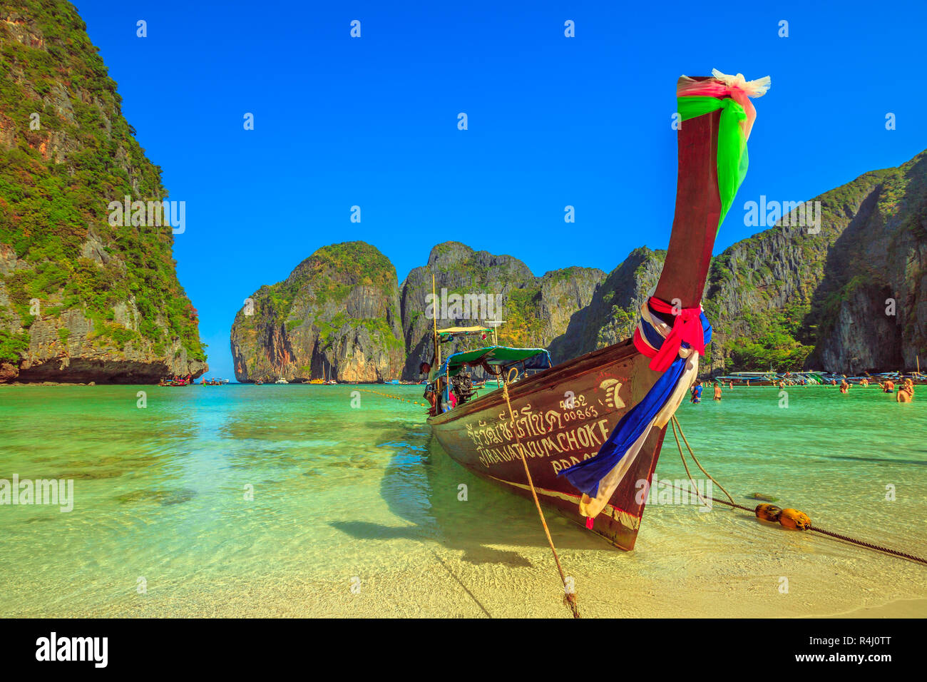 Maya Bay, Phi Phi Leh, Thailand - 31. Dezember 2015: long tail Boot, typische traditionelle Holz- Boot, in der Nähe der Ufer von Maya Bay Beach Lagoon. Ko Phi Phi Leh Island, Krabi in der Andaman See. Sommer Saison Stockfoto