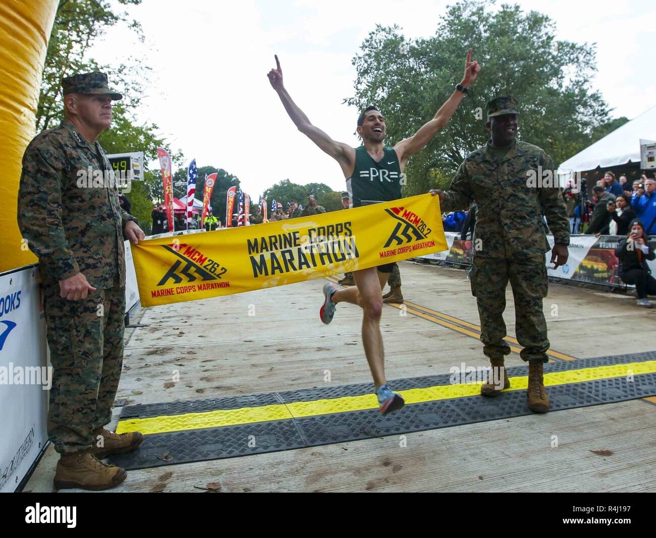 Jeffrey Stein, ersten männlichen Finisher der 43rd Marine Corps Marathon, überquert die Ziellinie, Arlington, Va., Nov. 28, 2018. Stein beendete das Rennen in zwei Stunden und 22 Minuten. Stockfoto