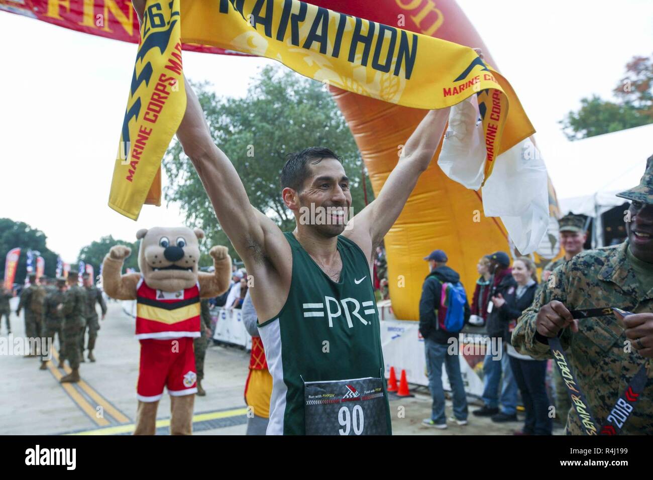 Jeffrey Stein, ersten männlichen Finisher der 43rd Marine Corps Marathon, hält die Fahne, Arlington, Va., Nov. 28, 2018. Stein beendete das Rennen in zwei Stunden und 22 Minuten. Stockfoto