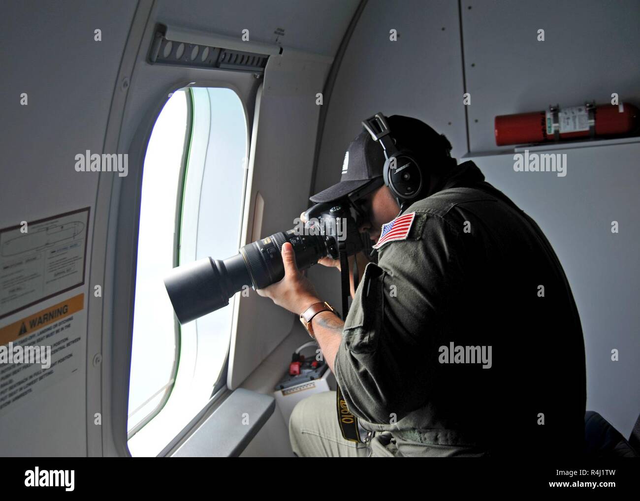 Philippinischen MEER (Oct 29, 2018) - Aircrewman (Operator) 2. Klasse David Grissom, Patrouille Squadron (VP) 47, fotografische Dokumentation der Nachwirkungen der Nördlichen Marianen" nimmt zu Typhoon Yutu während des Flugbetriebs während VP-47 das Combat Aircrew Zwei humanitäre Hilfe und Katastrophenhilfe durchführt. Die "Goldene Schwertkämpfer" sind derzeit an Kadena Air Force Base in Okinawa, Japan Durchführung maritime Patrol und Aufklärung und Theater outreach Operationen innerhalb der USA 7 Flotte bereitgestellt (C7F) Bereich für Maßnahmen zur Erhöhung der Commander, Task Force 72, C7F, und US Pacific Comm Stockfoto