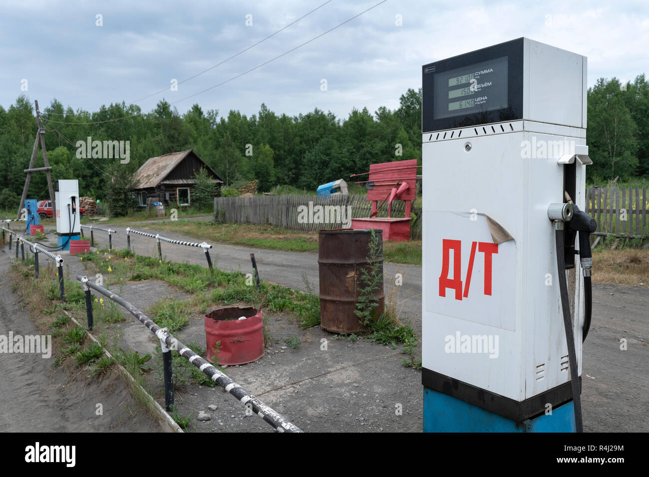 Alte sowjetische Kraftstoff Spender mit Elektronische Anzeigetafel für Dieselkraftstoff auf Provinzebene Tankstelle Stockfoto