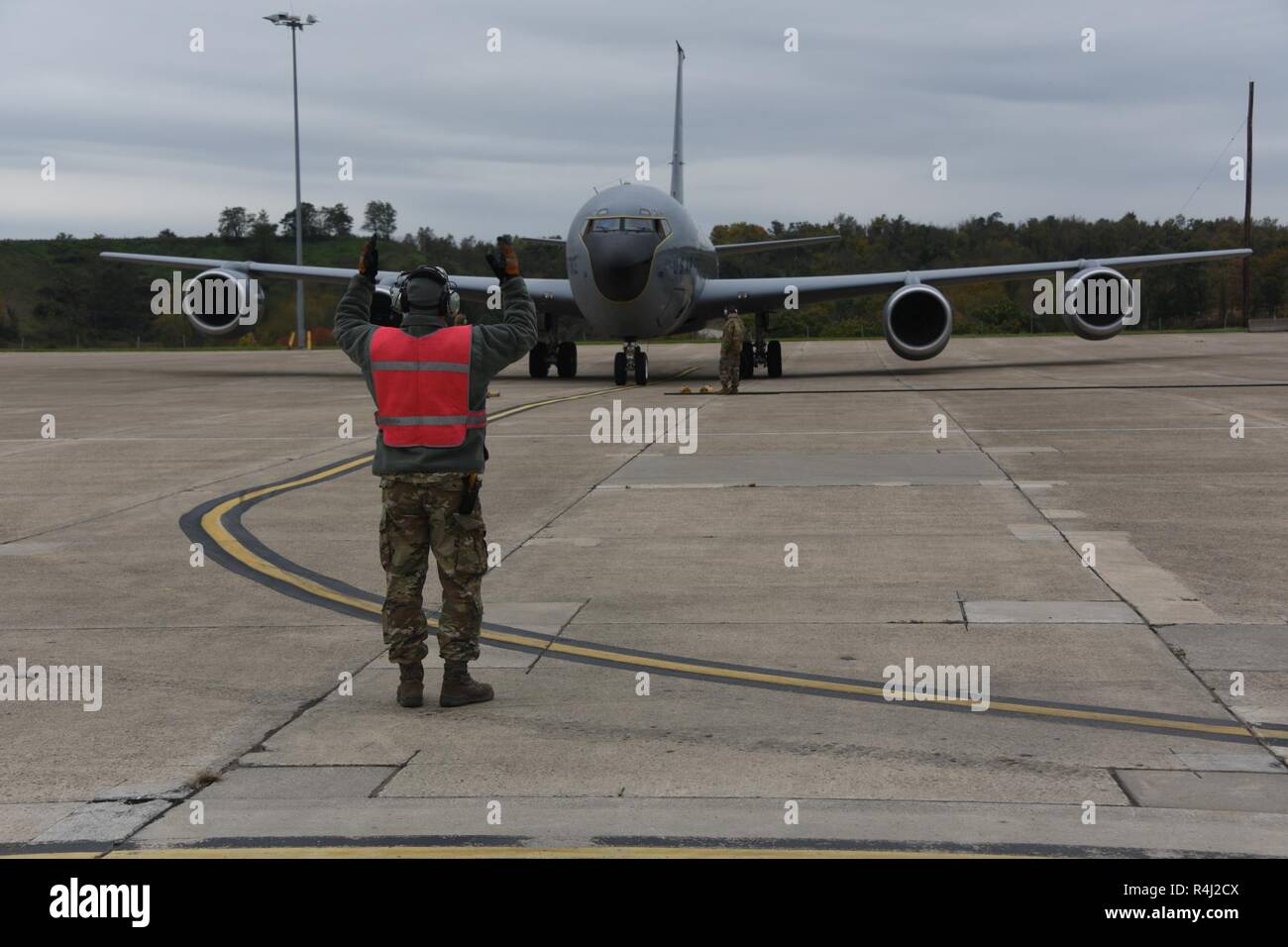 Ein Pennsylvania Air National Guard KC-135 Flugzeuge bereitet zu parken. An Bord ist Command Chief Master Sgt. Randy Miller feiert 39 Jahre nach seinem letzten Flug Okt. 26, 2018. Chief Miller scheidet als der Befehl Chief Master Sgt. An der 171St Air Refuelling Flügel, wo er hielt diesen Job Titel seit 2011. Chief Miller hat über 4300 Flugstunden. Er begann seine Karriere in der aktiven Air Force in 1977, wo er in der Logistik und im Post- und im Jahr 1983 diente der Texas Air National Guard übertragen. Er nahm in den Himmel, wo er 1993 in die Versorgung in Flug Berufsfeld ausgebildet. C Stockfoto