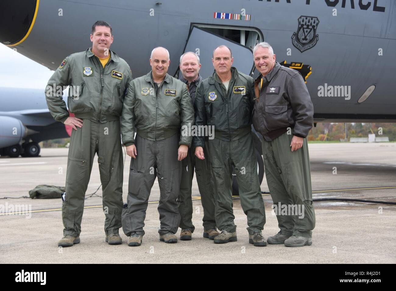 Pennsylvania Air National Scots Guards Command Chief Master Sgt. Randy Miller (Zweiter von rechts) wirft mit der Crew, die er mit in seinen letzten Flug Okt. 26, 2018 flog. Er feiert 39 Jahre Service und scheidet als der Befehl Chief Master Sgt. An der 171St Air Refuelling Flügel, wo er hielt diesen Job Titel seit 2011. Chief Miller hat über 4300 Flugstunden. Er begann seine Karriere in der aktiven Air Force in 1977, wo er in der Logistik und im Post- und im Jahr 1983 diente der Texas Air National Guard übertragen. Er nahm in den Himmel, wo er 1993 in die Versorgung in Flug Karriere fiel geschult Stockfoto