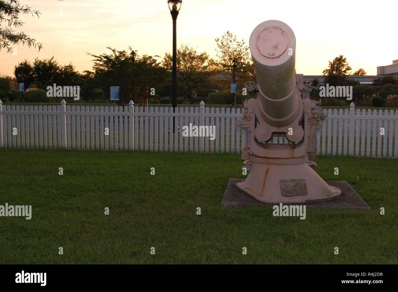 Gosport Park, nur ein paar Blocks von Norfolk Naval Shipyard in Portsmouth, Virginia gelegen, enthält ein paar statische Displays mit historischer Bedeutung der US Navy. Unter ihnen ist das Segel von der USS Thomas Jefferson (SSBN-618), ein Ethan Allen Klasse atomgetriebenen U-Boot, die 1963 in Betrieb genommen und 1985 stillgelegt. Andere statische Stücke gehören mehrere Naval gun Türmchen, einen Pavillon, zwei Propeller. Der Park ist für die Öffentlichkeit zugänglich und befindet sich hinter der Portsmouth justiziellen Zentrum in Portsmouth, Virginia gelegen. Stockfoto