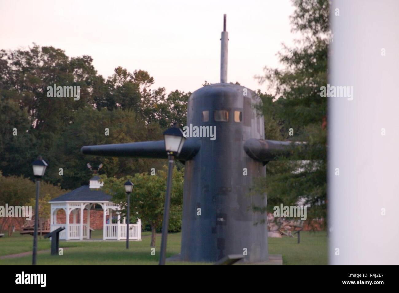 Gosport Park, nur ein paar Blocks von Norfolk Naval Shipyard in Portsmouth, Virginia gelegen, enthält ein paar statische Displays mit historischer Bedeutung der US Navy. Unter ihnen ist das Segel von der USS Thomas Jefferson (SSBN-618), ein Ethan Allen Klasse atomgetriebenen U-Boot, die 1963 in Betrieb genommen und 1985 stillgelegt. Andere statische Stücke gehören mehrere Naval gun Türmchen, einen Pavillon, zwei Propeller. Der Park ist für die Öffentlichkeit zugänglich und befindet sich hinter der Portsmouth justiziellen Zentrum in Portsmouth, Virginia gelegen. Stockfoto