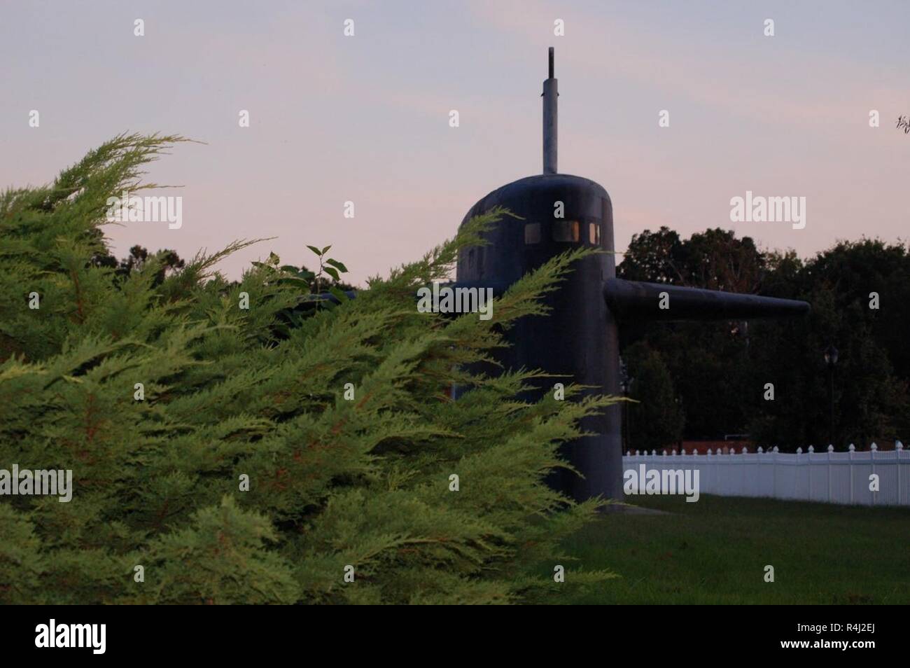 Gosport Park, nur ein paar Blocks von Norfolk Naval Shipyard in Portsmouth, Virginia gelegen, enthält ein paar statische Displays mit historischer Bedeutung der US Navy. Unter ihnen ist das Segel von der USS Thomas Jefferson (SSBN-618), ein Ethan Allen Klasse atomgetriebenen U-Boot, die 1963 in Betrieb genommen und 1985 stillgelegt. Andere statische Stücke gehören mehrere Naval gun Türmchen, einen Pavillon, zwei Propeller. Der Park ist für die Öffentlichkeit zugänglich und befindet sich hinter der Portsmouth justiziellen Zentrum in Portsmouth, Virginia gelegen. Stockfoto