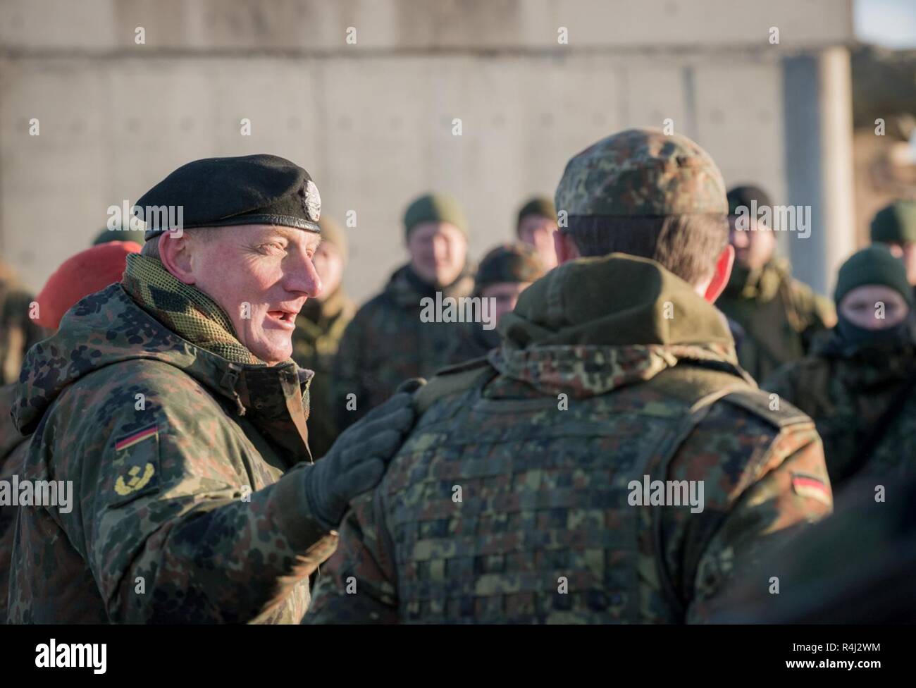 Major General Jürgen-Joachim von sandrart (links), der Kommandant der 1. Panzerdivision der Bundeswehr, Besuche mit der Bereitschaft der NATO Joint Task Force, wie sie zusammen an der Rena Training Area in Norwegen am Okt. 27, 2018 Zug während der Übung Trident Zeitpunkt 18. Trident Punkt 18 ist der NATO grösste Übung in den Jahrzehnten, in denen mehr als 50.000 Mitarbeiter aus 31 NATO- und Partnerstaaten. Stockfoto