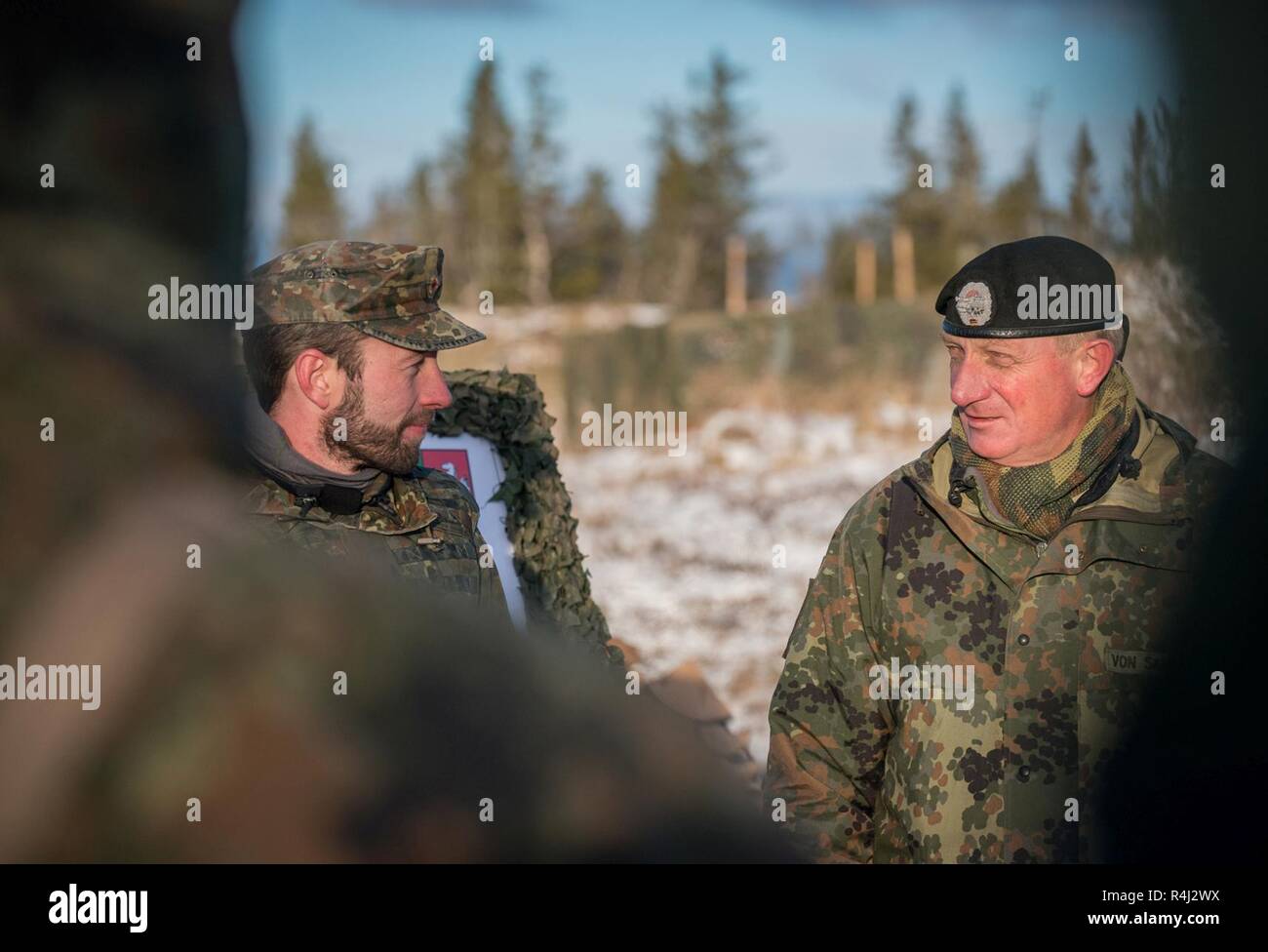 Major General Jürgen-Joachim von sandrart (rechts), der Kommandant der 1. Panzerdivision der Bundeswehr, Besuche mit der Bereitschaft der NATO Joint Task Force, wie sie zusammen an der Rena Training Area in Norwegen am Okt. 27, 2018 Zug während der Übung Trident Zeitpunkt 18. Trident Punkt 18 ist der NATO grösste Übung in den Jahrzehnten, in denen mehr als 50.000 Mitarbeiter aus 31 NATO- und Partnerstaaten. Stockfoto