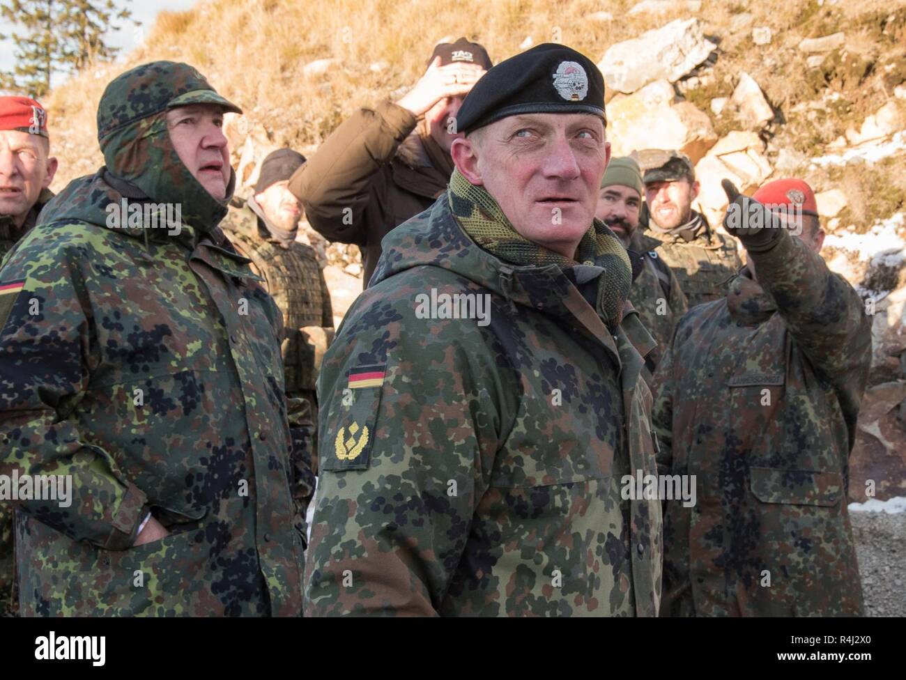 Major General Jürgen-Joachim von sandrart (Mitte), der Kommandant der 1. Panzerdivision der Bundeswehr, Besuche mit einem NATO-Bereitschaft Joint Task Force, wie sie trainieren gemeinsam an der Rena Training Area in Norwegen am Okt. 27, 2018 während der Übung Trident Zeitpunkt 18. Trident Punkt 18 ist der NATO grösste Übung in den Jahrzehnten, in denen mehr als 50.000 Mitarbeiter aus 31 NATO- und Partnerstaaten. Stockfoto