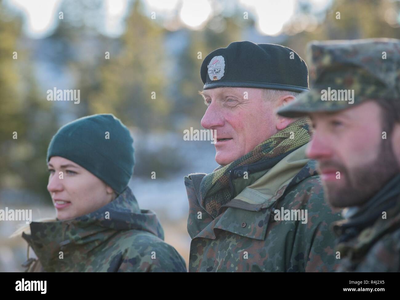 Major General Jürgen-Joachim von sandrart (rechts), der Kommandant der 1. Panzerdivision der Bundeswehr, Besuche mit der Bereitschaft der NATO Joint Task Force, wie sie zusammen an der Rena Training Area in Norwegen am Okt. 27, 2018 Zug während der Übung Trident Zeitpunkt 18. Trident Punkt 18 ist der NATO grösste Übung in den Jahrzehnten, in denen mehr als 50.000 Mitarbeiter aus 31 NATO- und Partnerstaaten. Stockfoto