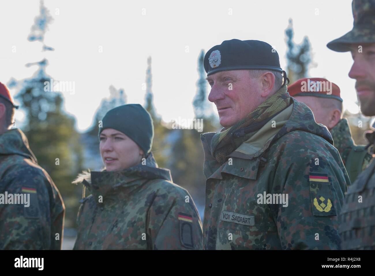 Major General Jürgen-Joachim von sandrart (rechts), der Kommandant der 1. Panzerdivision der Bundeswehr, Besuche mit der Bereitschaft der NATO Joint Task Force, wie sie zusammen an der Rena Training Area in Norwegen am Okt. 27, 2018 Zug während der Übung Trident Zeitpunkt 18. Trident Punkt 18 ist der NATO grösste Übung in den Jahrzehnten, in denen mehr als 50.000 Mitarbeiter aus 31 NATO- und Partnerstaaten. Stockfoto